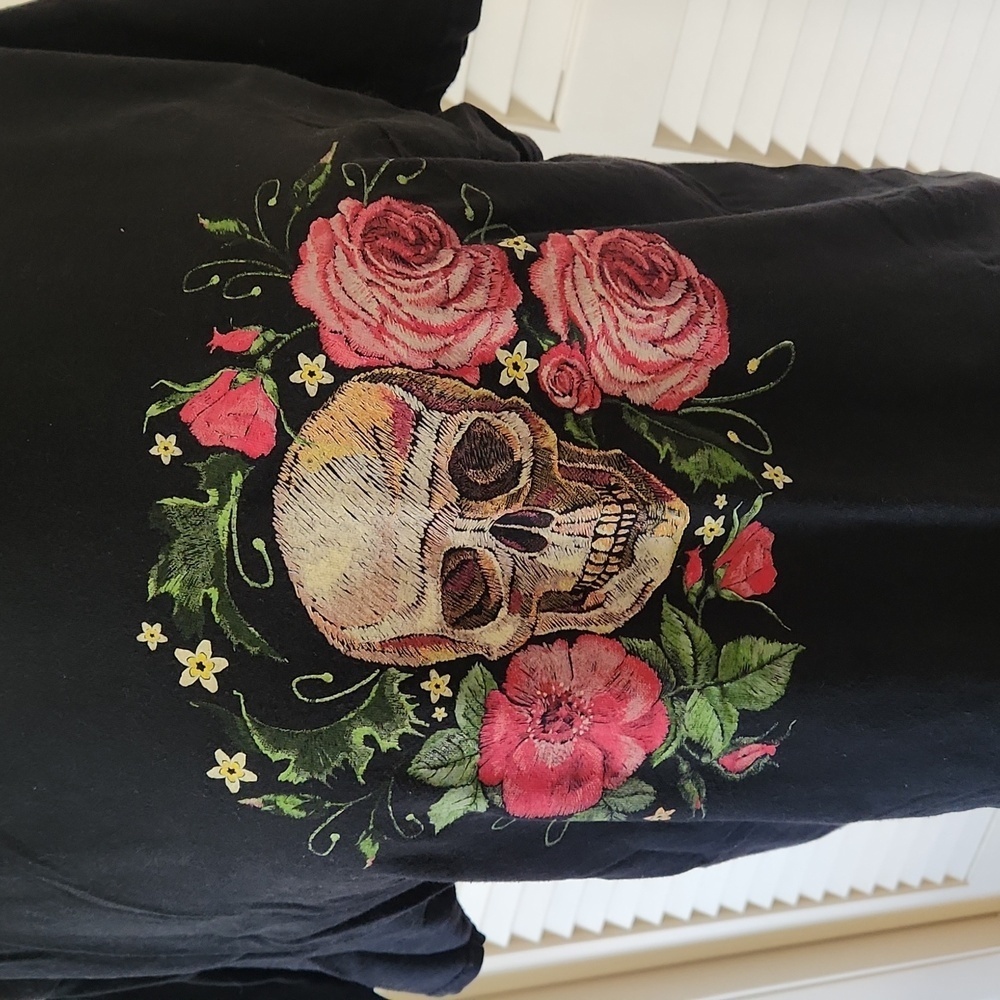 Skull and Roses Graphic Tee Shirt XXL Black and Pink - Picture 3 of 6